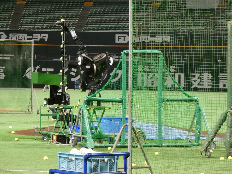 最新鋭の投球マシン「iPitch（アイピッチ）」（今年3月に撮影）。自動でボールが入るように改良されている ©Kotaro Tajiri