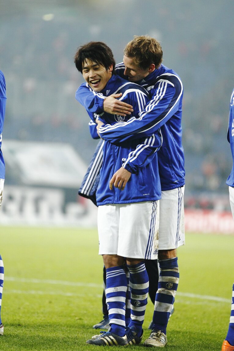 【篤人とシンジの“SNSが知らない友情”とレア写真／全30枚超】シャルケ時代の内田篤人。ヘベーデスからの熱いハグ　©Tamon Matsuzono