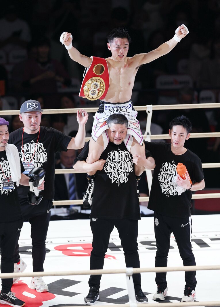 プロ9戦目で世界王者の座に輝き、六島ボクシングジム・枝川孝会長に担がれる西田凌佑（2024年5月）©︎JIJI PRESS