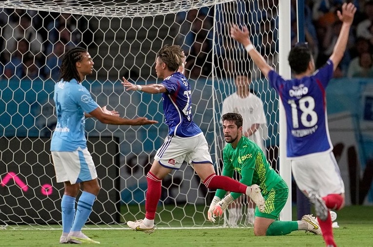 打ち合いの末マンチェスター・シティに敗れたとはいえ、マリノスはJリーグ王者としての誇りを示したといっていい ／ photograph by EPA/JIJI PRESS