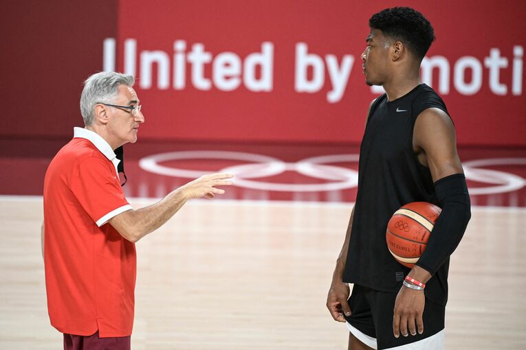 ラマスHCの話に耳を傾ける八村塁　©︎AP/AFLO