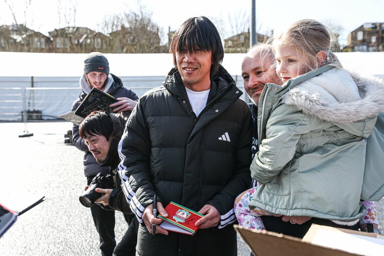 現地解説を務めた中村俊輔は、スコットランドのファンから今も愛されていた（写真は右に続きます）　©Getty Images