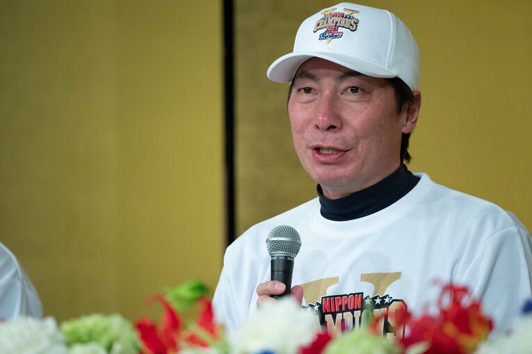 2021年、優勝会見で日本一の喜びを語る高津監督　©Nanae Suzuki