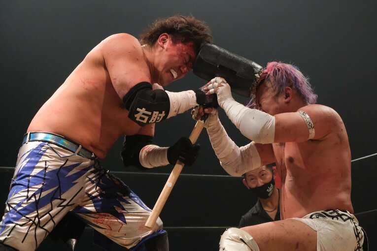 カリスマ葛西純「世の中は無駄な血を一滴も流すな」 頬を串刺し、人間ダーツ…それでもデスマッチが“ただの残虐ショー”ではない理由(63)