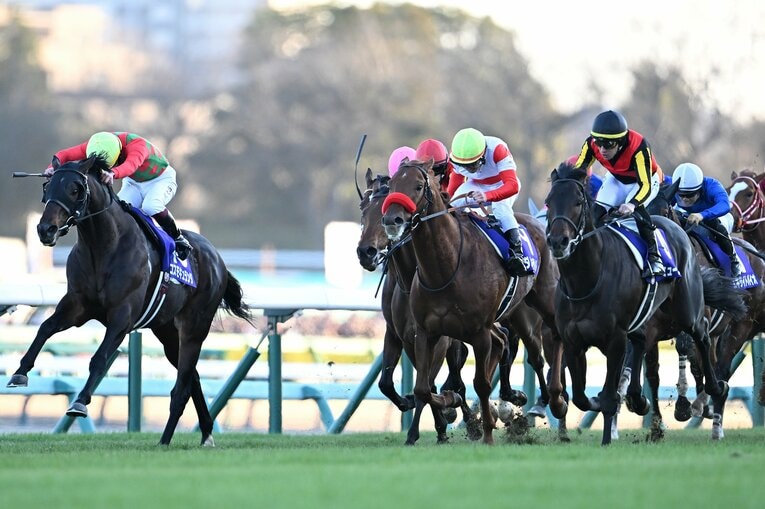 有馬記念、最後の直線の攻防　©Keiji Ishikawa