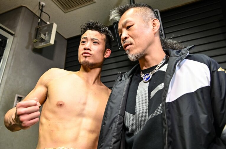 2019年12月、デビュー13連勝を果たした辰吉寿以輝。父・丈一郎と並んで嬉しそうにガッツポーズ ／ photograph by Hiroaki Yamaguchi/AFLO