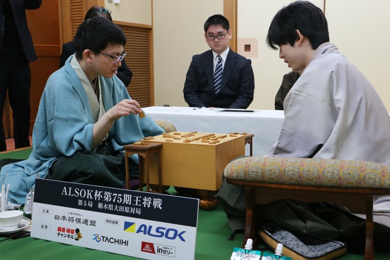 王将戦第5局、激選後の2人の様子（写真は右に続きます）　©Shintaro Okawa