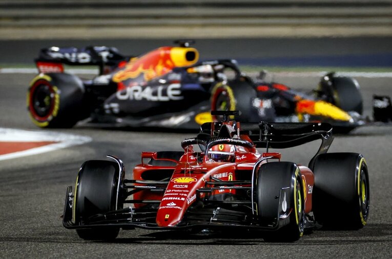 ルクレールは安定したレース運びで完勝。フェルスタッペン（後方）は熾烈なトップ争いを繰り広げたが、レース終盤にマシンの不調でリタイヤ ／ photograph by Getty Images