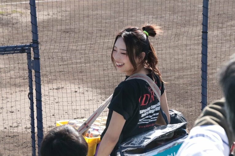 中日ドラゴンズの二軍球場を中心に活動し、地元ファンに愛されたRiNRiNさんのビール売り子時代　©本人提供