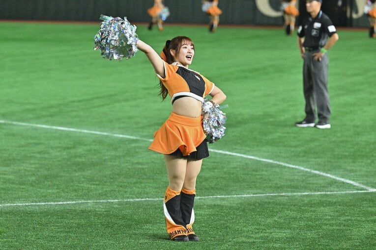 試合を盛り上げる巨人の公式マスコットガール「VENUS」　©Hideki Sugiyama