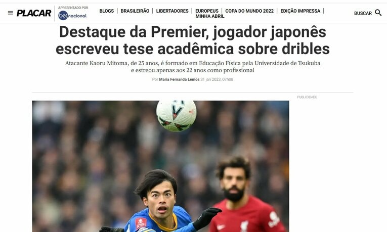 1月31日のスポーツ電子版「プラカール」。「プレミアリーグで大きな注目を集める日本人選手は、ドリブルに関する学術論文を著した」