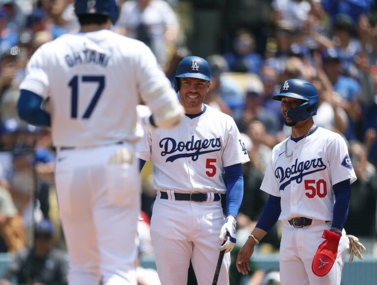 本塁打の大谷を迎えるベッツとフリーマン。あまりの飛距離にちょっと引き気味？　©Getty Images