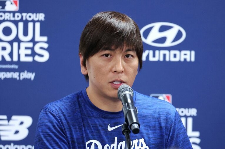 違法賭博関与で3月21日にドジャース解雇となった水原一平氏（左）。韓国でのMLB開幕戦前の記者会見には大谷翔平の通訳として同席していた ／ photograph by AFLO