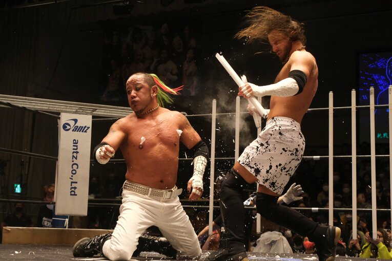 葛西に蛍光灯を叩きつけるドリュー（画像をクリックすると「この記事の写真」に飛びます。流血等を含みますのでご注意ください）