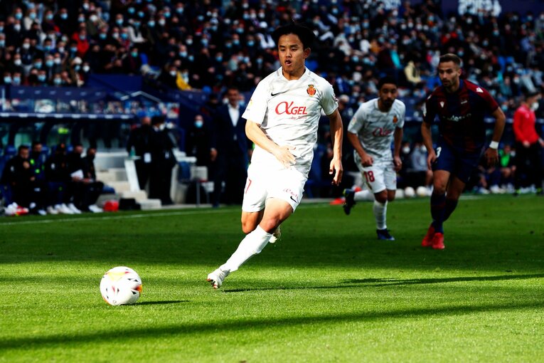 敵地の少年ファンから「KUBO！」と声が飛ぶ人気の中… 久保建英が“万全でなくても”フル出場で頼られた理由〈撮影者の視点〉(31)