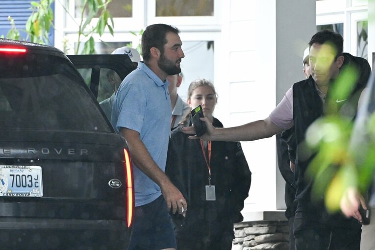 バルハラGCに戻ってきたシェフラー。やや疲れた表情で車から降りてきた　©︎Getty Images