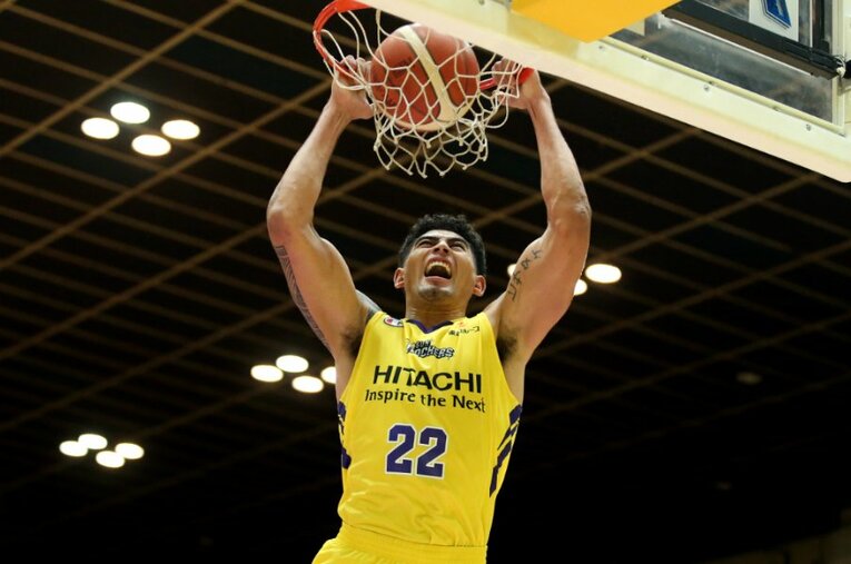 アメリカ生まれでイリノイ工科大学を経て今夏にSR渋谷に練習生として参加、ケリーの故障離脱に伴いプロ契約を結んだヒサタケ ／ photograph by B.LEAGUE