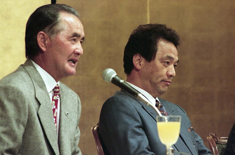 1996年11月28日、巨人退団を発表した落合博満内野手（右）と長嶋茂雄監督  ／ photograph by SANKEI SHINBUN
