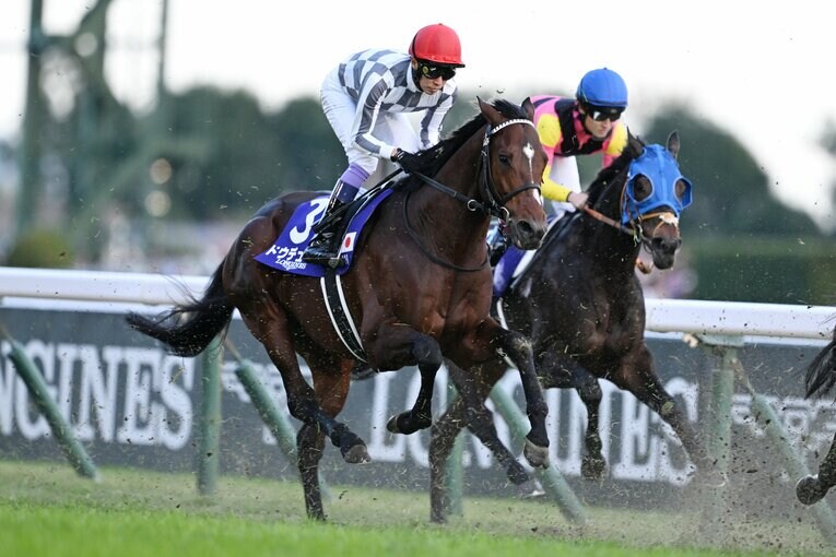 ガッチリと手綱を握る武豊　©Keiji Ishikawa