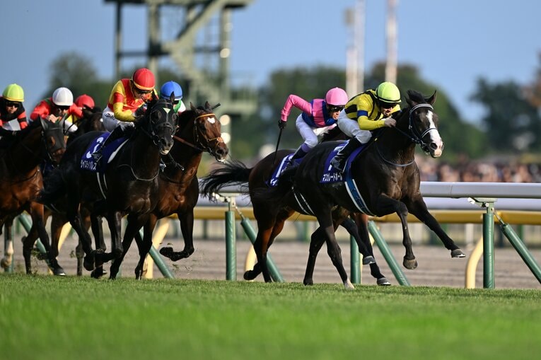馬群から抜け出したマスカレードボール　©Keiji Ishikawa