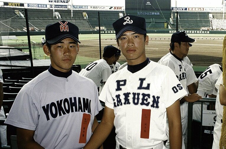 甲子園で出会った松坂とPL4番・古畑和彦の貴重なツーショット。その後も2人の交流は続き… ／ photograph by Kazuhiko Furuhata