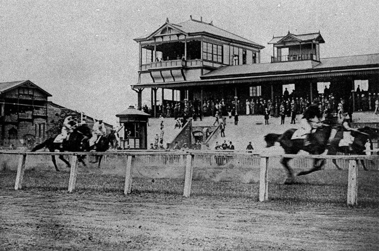 大正時代（1913年）の目黒競馬場。コイワイという馬が1着になったレース ／ photograph by Mainichi/AFLO
