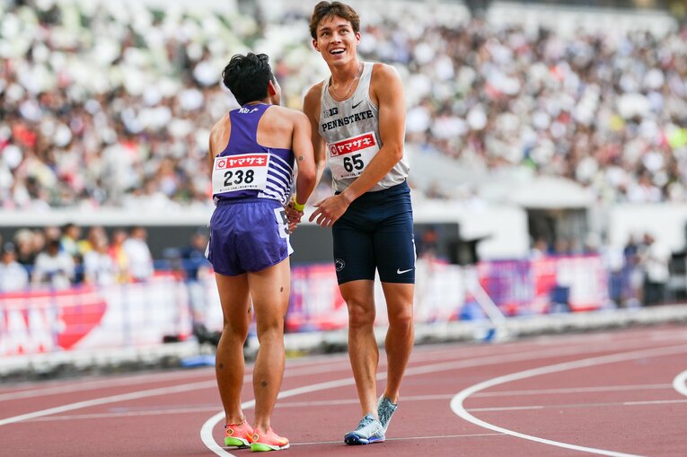 レース後には優勝した落合と健闘をたたえ合う一幕も　©Yuki Suenaga