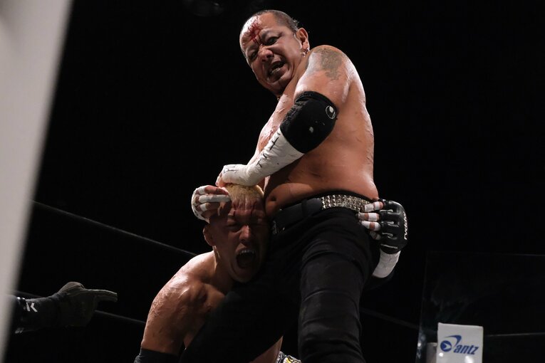 ガラスが刺さり大流血で「ニヤリ」今年47歳の“不適切おじさん”葛西純がデスマッチで伝えたいこと 「お前ら、これを知らずに人生終わるのか？」(12)