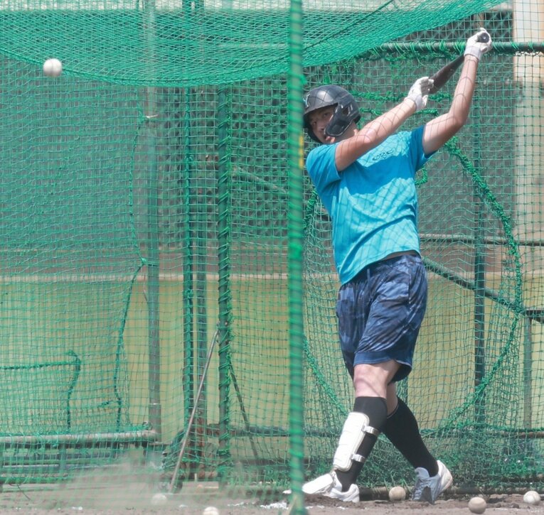休養日練習、Tシャツとハーフパンツ姿で打撃練習する山梨学院・菰田陽生　©Sankei Shimbun
