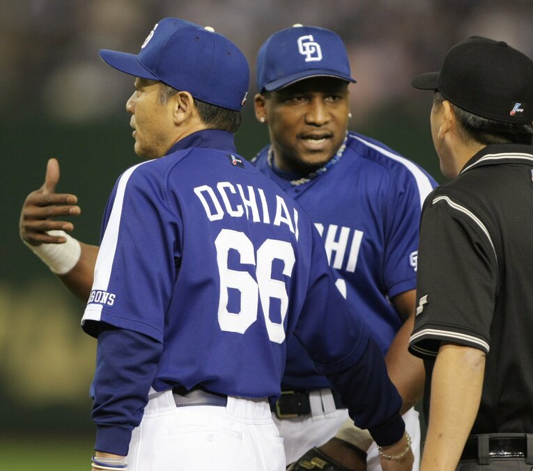 2007年の巨人戦。中日先発・中田賢一の投球で両軍入り乱れてあわや乱闘に。怒るタイロン・ウッズ（中央）をなだめる中日・落合博満監督（左）©JIJI PRESS