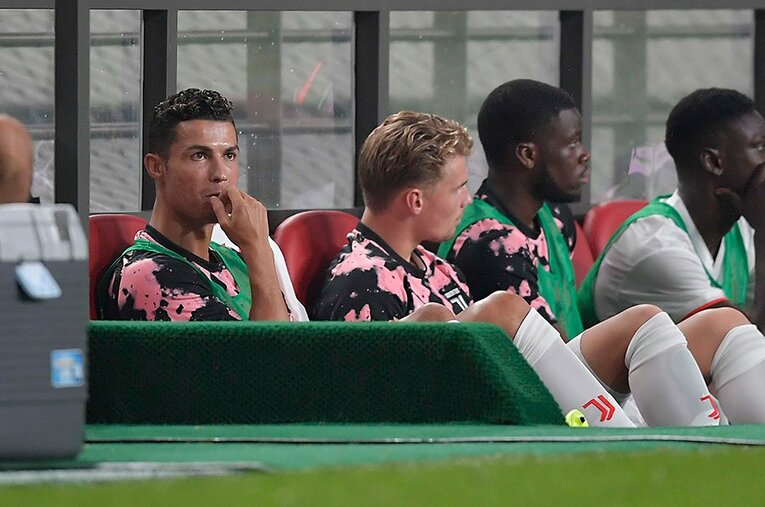 試合前はベンチに座るC・ロナウドの姿に大歓声が沸き起こっていたが……。 ／ photograph by Getty Images