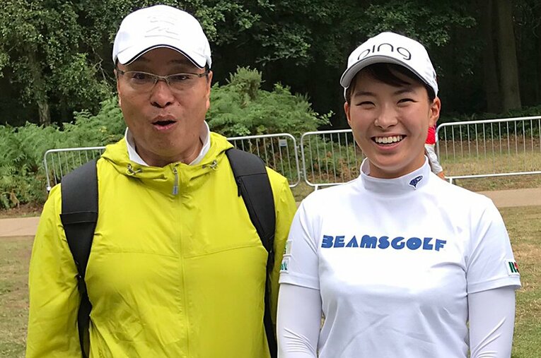 全英女子オープンに駆けつけたRSK山陽放送の桑田社長（左）。歓喜の瞬間は「人の陰になって見えなかった」そうだ。 ／ photograph by RSK