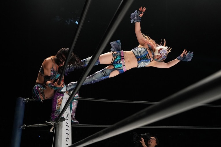 コーナーの朱里にドロップキックを放つスターライト・キッド。8月10日、横浜武道館　©Essei Hara