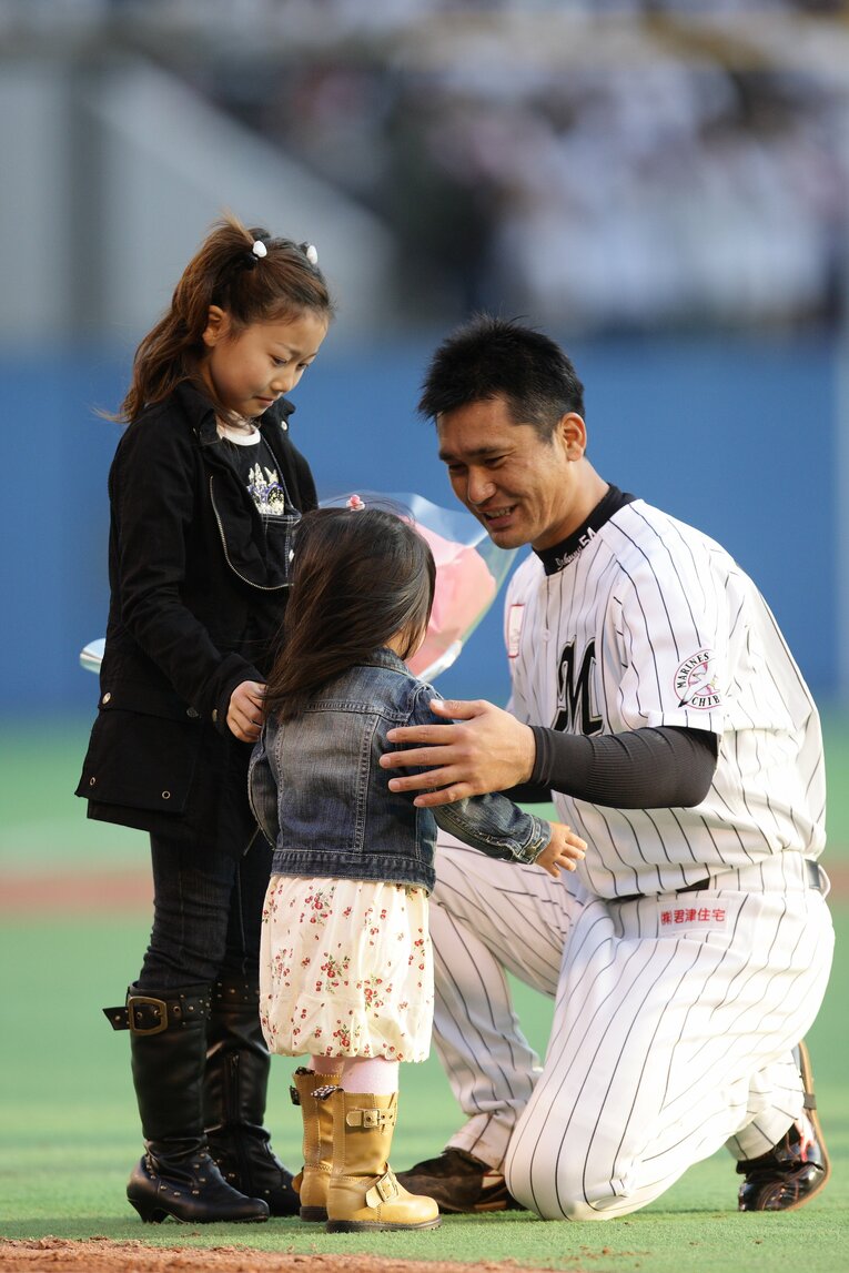 2008年3月15日、引退セレモニーで父・黒木知宏に花束を渡すMEIさん（左）©︎Chiba Lotte Marines