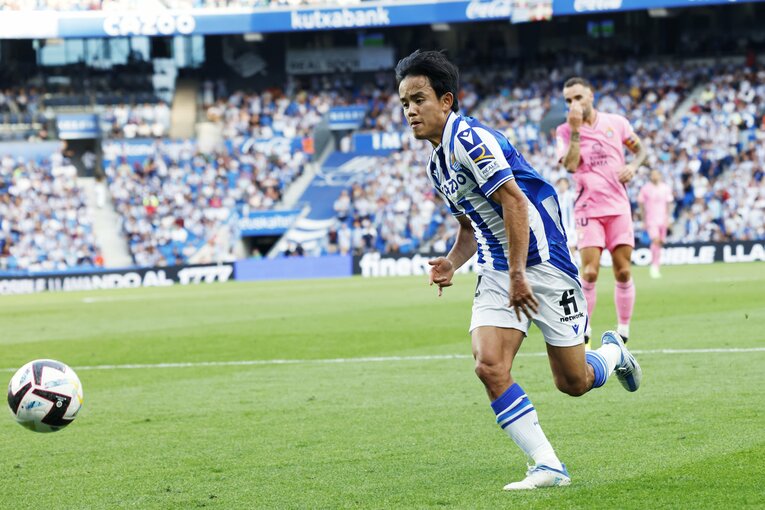 「KUBOコール」や「武房、シャツくれませんか」日本語メッセージの少年、猛プレスに感謝のハグ…“久保建英リーガ100戦目の進化”を撮った(49)