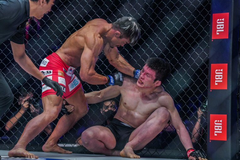 金網を背負わせてパンチの猛ラッシュ。ここで試合が終わった　©ONE Championship