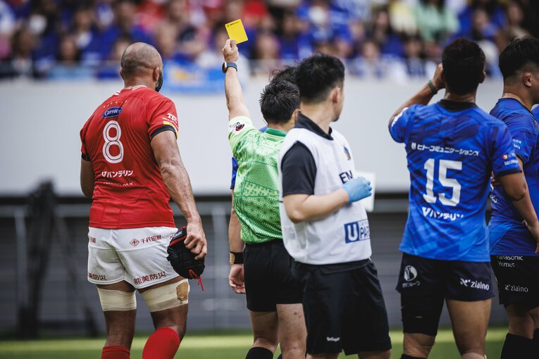 ジョネ・ナイカブラ（左）の独走を許すまいと飛びつくマリカ・コロインベテ。しかし、ジャージの首元に手がかかったことでシンビンを受ける（1/3枚）　©︎Kiichi Matsumoto