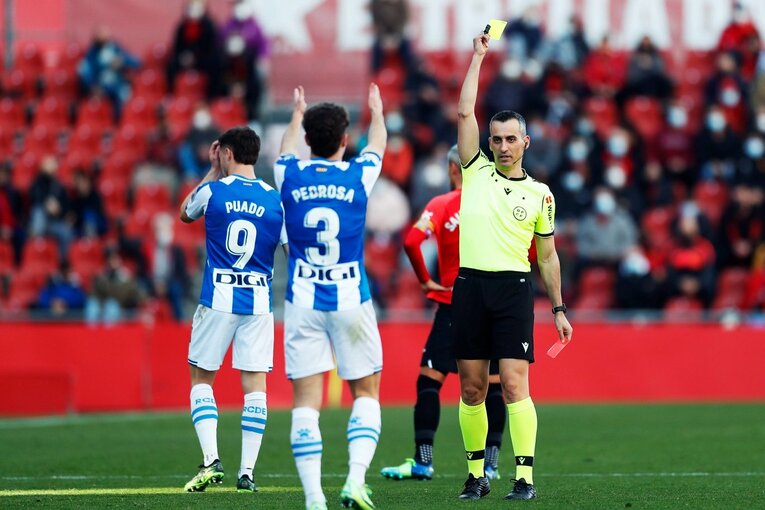 久保建英“オレが蹴る”FK弾→手荒い祝福に「い、痛いんですけど」 カメラマンが至近距離でとらえた一撃と、ファンから“感謝の大拍手”(18)