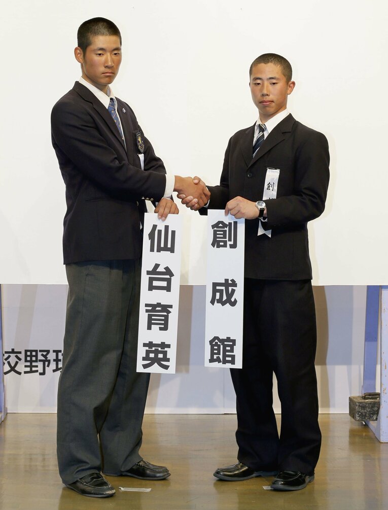 2013年センバツ抽選会。対戦が決まり仙台育英高の上林誠知主将（左）と握手する創成館高の木下敦紀主将　©KYODO