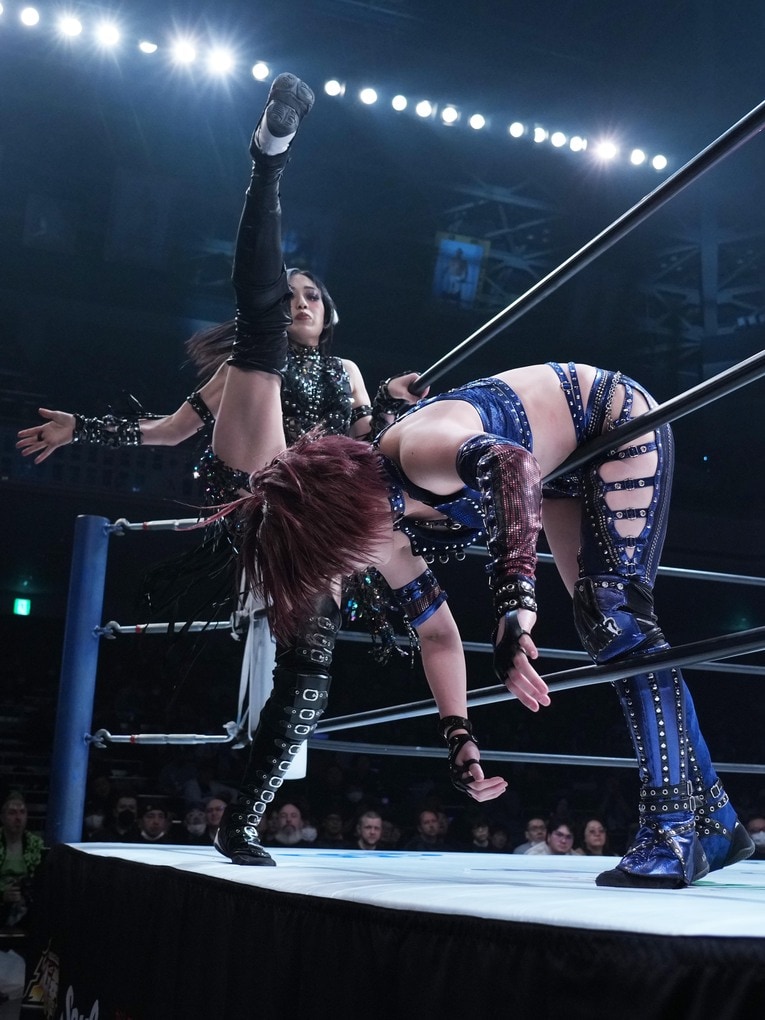 エプロンで安納サオリにかかと落としを見舞う上谷沙弥　©Essei Hara