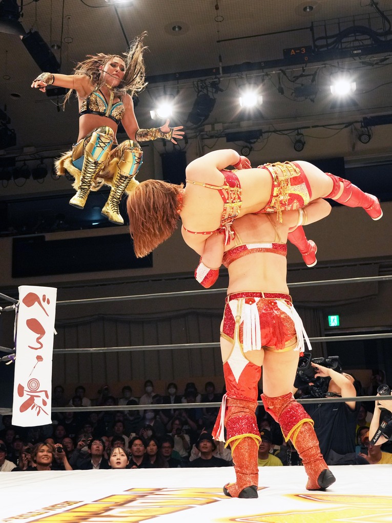 ジュリアがコーナーからミサイルキックを放つ　©Essei Hara