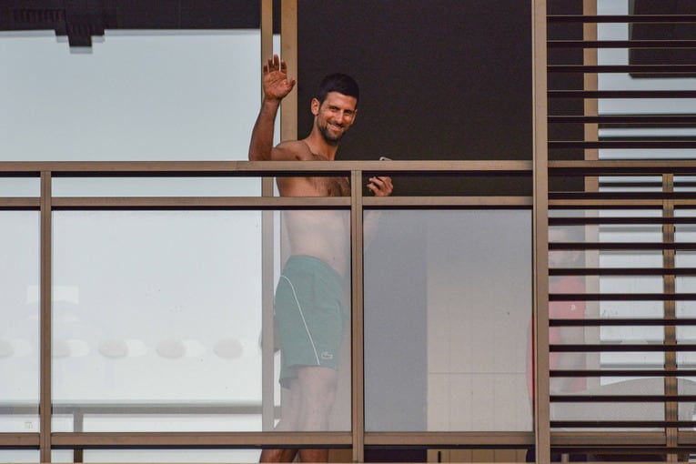 宿舎で待機するジョコビッチ。嘆願の手紙を出したが、これもまた“賛否両論”に(c)Getty Images