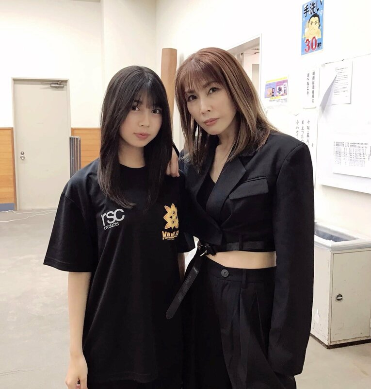 マリーゴールド入団後の長女・心希（左）と【スワイプするとそのほかの写真もご覧になれます】　Ⓒ本人提供