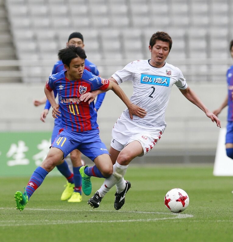 FC東京・久保建英（左）と競り合う札幌・横山知伸（2017年）©︎JIJI PRESS