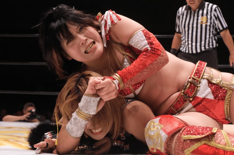 マリーゴールドのリーグ戦決勝で桜井麻衣を攻める林下詩美 ／ photograph by NoriNorihiro Hashimoto