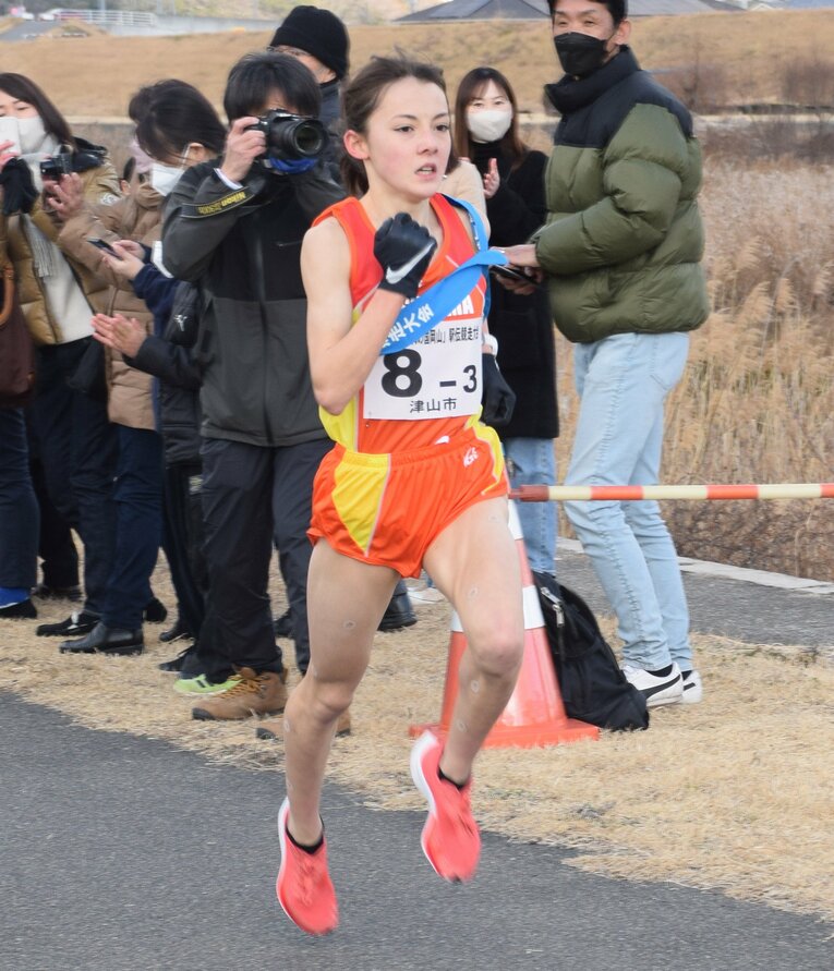 「晴れの国　岡山」駅伝に出場、3人抜きの区間新記録で駆け抜けた　©JIJI PRESS