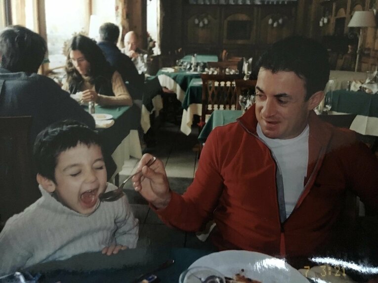 父アレジと幼いジュリアーノ（本人提供）