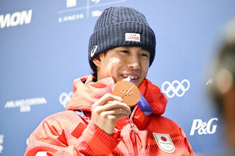 万感のこもった銅メダルを手にする堀島　©Nanae Suzuki/JMPA