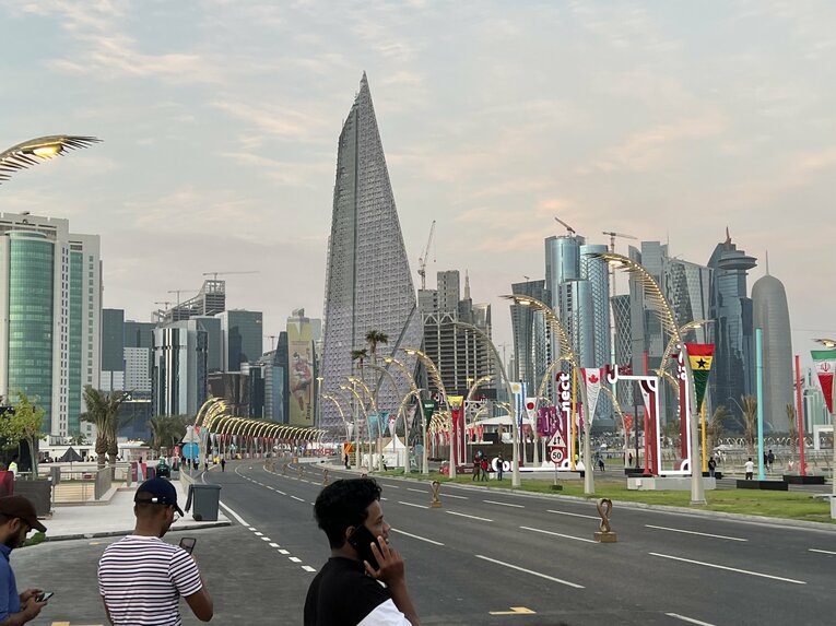 W杯モードのカタールの町並み。遠くにはドーハタワーなど著名な高層ビルが立ち並ぶ　©Getty Images