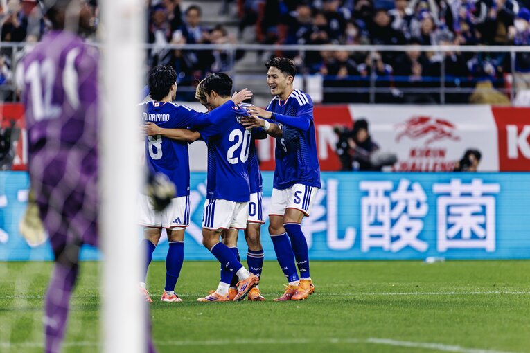 ガーナ戦、ゴールを喜び合う渡辺　©Kiichi Matsumoto